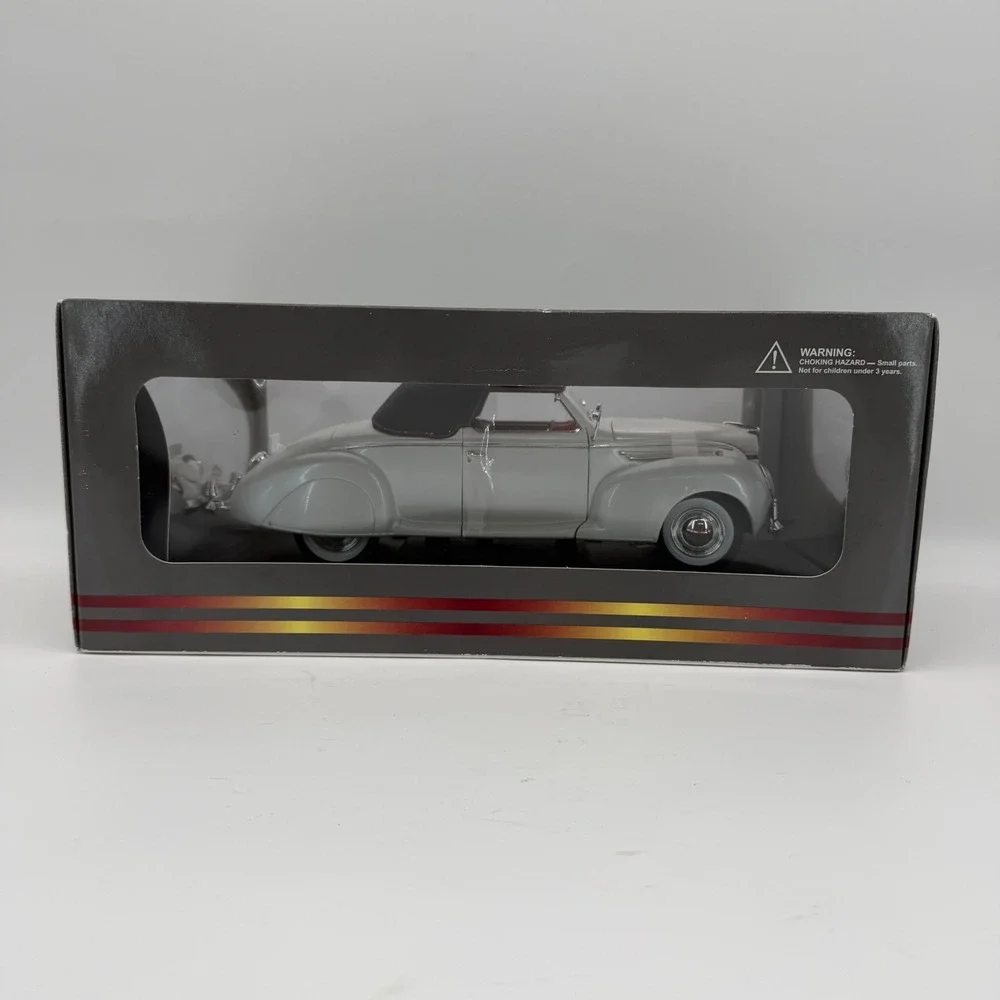 SIGNATURE MODELS 1939 Lincoln Zephyr White w/ Red Interior Diecast Car 1:18